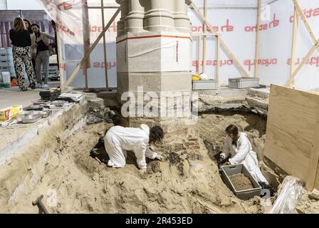 AMSTERDAM - découvertes trouvées lors de recherches archéologiques dans le Nieuwe Kerk. En raison de la restauration de huit colonnes du bâtiment monumental de la place du Dam, les archéologues auront l'occasion d'étudier le terrain autour de l'église dans la période à venir. ANP EVA PLEVIER pays-bas sortie - belgique sortie Banque D'Images