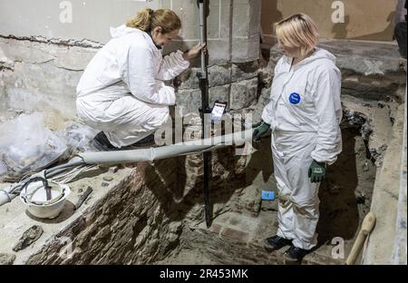 AMSTERDAM - découvertes trouvées lors de recherches archéologiques dans le Nieuwe Kerk. En raison de la restauration de huit colonnes du bâtiment monumental de la place du Dam, les archéologues auront l'occasion d'étudier le terrain autour de l'église dans la période à venir. ANP EVA PLEVIER pays-bas sortie - belgique sortie Banque D'Images