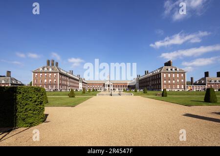 The Royal Chelsea Hospital - vue de l'avant, le Royal Hospital Chelsea avec le soleil et le ciel bleu, qui abrite les vétérans de l'armée britannique, Londres, Royaume-Uni Banque D'Images