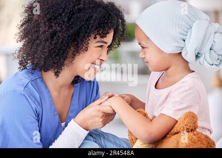 Sourire, infirmière et enfant au lit à l'hôpital pour les enfants, santé et médecine, soutien et confiance dans le traitement du cancer. Pédiatrie, santé et enfant Banque D'Images