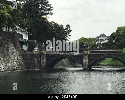 Vue sur le pont Seimon Ishibashi, qui mène à la porte principale du Palais impérial. Tokyo, Japon. Banque D'Images