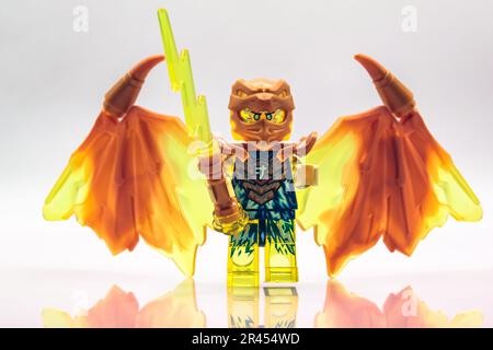 LEGO Ninjago Golden Dragon Jay lego Minifigure jouet avec réflexion et fond blanc Banque D'Images