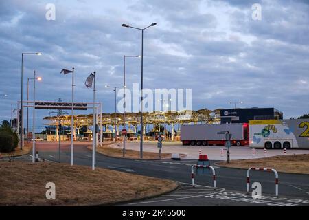 Camions prêts à monter à bord de l'Eurotunnel le Shuttle, tunnel sous la Manche, liaison transversale entre la France et la Grande-Bretagne Banque D'Images