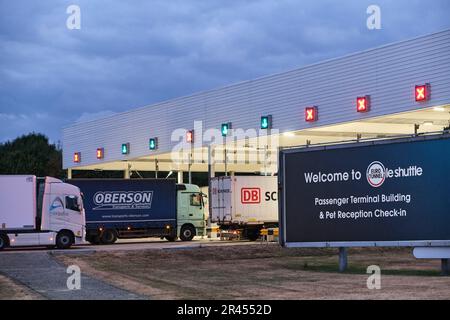 Camions prêts à monter à bord de l'Eurotunnel le Shuttle, tunnel sous la Manche, liaison transversale entre la France et la Grande-Bretagne Banque D'Images