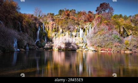 Automne à la chute d'eau de Kravica Banque D'Images