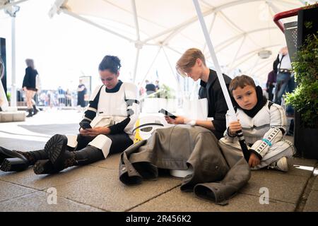***PERMISSION PARENTALE ACCORDÉE*** les gens sont assis à l'ombre pendant MCM Comic con à l'Excel London à l'est de Londres. Date de la photo: Vendredi 26 mai 2023. Banque D'Images