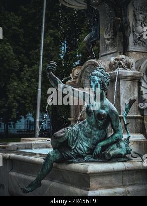 Statue d'une femme sur une fontaine d'eau dans la vieille ville d'Innsbruck Autriche, Tyrol, Banque D'Images