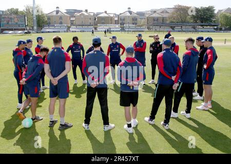 Les joueurs d'Essex se caucus lors du CCC d'Essex contre l'Irlande, match de cricket national de première classe au sol du comté de Cloud le 26th mai 2023 Banque D'Images