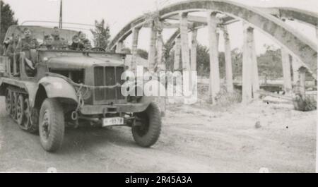 Augustin, Paul, SS photographe de la Leibstandarte Adolf Hitler. Événements documentés aux pays-Bas, en France (1940) et en Russie (1941-43). Prisonniers de guerre français, construction de ponts, équipage anti-char, équipe de mitrailleuses, convois de véhicules sur la route et dans les villes, forts belges, camp de prisonniers de guerre, scènes de destruction, activités post-combat et d'occupation, activités d'entraînement et sportives, Hitler Youth et Bund Deutscher Mädel (Ligue des filles allemandes) activités sportives et spectacles culturels, formations et cérémonies d'unités, hôpital de campagne, photos formelles individuelles et collectives, anti-avions légers Banque D'Images