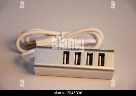 Concentrateur USB à 4 ports, argenté, placé sur un fond blanc Banque D'Images