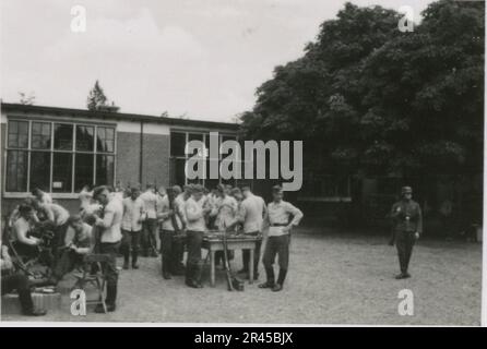 Augustin, Paul, SS photographe de la Leibstandarte Adolf Hitler. Événements documentés aux pays-Bas, en France (1940) et en Russie (1941-43). Prisonniers de guerre français, construction de ponts, équipage anti-char, équipe de mitrailleuses, convois de véhicules sur la route et dans les villes, forts belges, camp de prisonniers de guerre, scènes de destruction, activités post-combat et d'occupation, activités d'entraînement et sportives, Hitler Youth et Bund Deutscher Mädel (Ligue des filles allemandes) activités sportives et spectacles culturels, formations et cérémonies d'unités, hôpital de campagne, photos formelles individuelles et collectives, anti-avions légers Banque D'Images