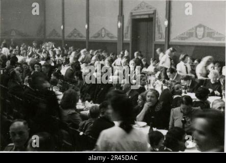 Augustin, Paul, SS photographe de la Leibstandarte Adolf Hitler. Événements documentés aux pays-Bas, en France (1940) et en Russie (1941-43). Prisonniers de guerre français, construction de ponts, équipage anti-char, équipe de mitrailleuses, convois de véhicules sur la route et dans les villes, forts belges, camp de prisonniers de guerre, scènes de destruction, activités post-combat et d'occupation, activités d'entraînement et sportives, Hitler Youth et Bund Deutscher Mädel (Ligue des filles allemandes) activités sportives et spectacles culturels, formations et cérémonies d'unités, hôpital de campagne, photos formelles individuelles et collectives, anti-avions légers Banque D'Images