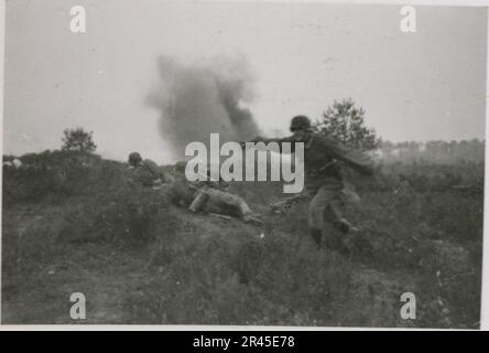 Augustin, Paul, SS photographe de la Leibstandarte Adolf Hitler. Événements documentés aux pays-Bas, en France (1940) et en Russie (1941-43). Prisonniers de guerre français, construction de ponts, équipage anti-char, équipe de mitrailleuses, convois de véhicules sur la route et dans les villes, forts belges, camp de prisonniers de guerre, scènes de destruction, activités post-combat et d'occupation, activités d'entraînement et sportives, Hitler Youth et Bund Deutscher Mädel (Ligue des filles allemandes) activités sportives et spectacles culturels, formations et cérémonies d'unités, hôpital de campagne, photos formelles individuelles et collectives, anti-avions légers Banque D'Images