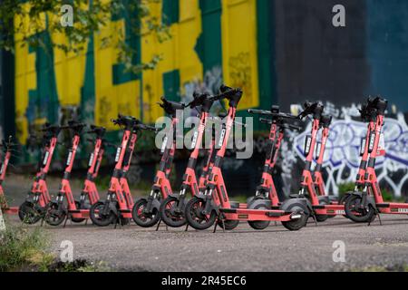 Un grand nombre de trottinettes de location d'électricité VOI garées dans le centre de Bristol, Angleterre, Royaume-Uni. Les scooters électriques peuvent être loués via une application. Banque D'Images