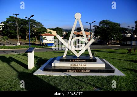 Gandu, bahia, brésil - 20 mai 2023 : une sculpture avec symbole de la franc-maçonnerie est visible à l'entrée de la ville de Gandu. Banque D'Images