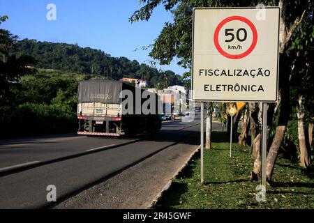 gandu, bahia, brésil - 19 mai 2023 : la carte des feux de signalisation indique une limite de 50 mph avec caméra de vitesse sur l'autoroute fédérale br 101 dans la ville de gandu. Banque D'Images