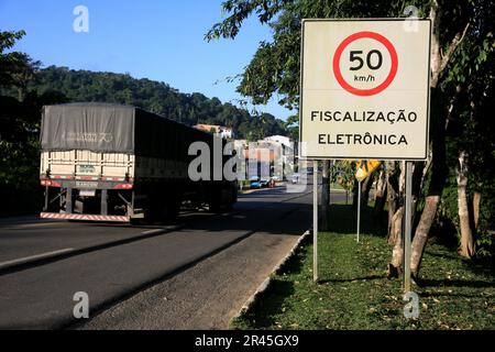 gandu, bahia, brésil - 19 mai 2023 : la carte des feux de signalisation indique une limite de 50 mph avec caméra de vitesse sur l'autoroute fédérale br 101 dans la ville de gandu. Banque D'Images