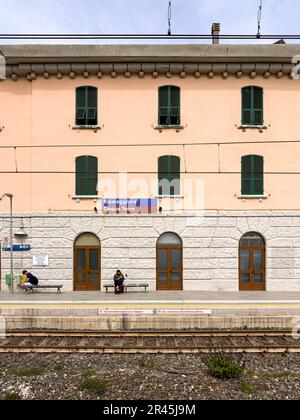 La gare de Riomaggiore sur la célèbre côte des Cinque Terre dans le nord de l'Italie Banque D'Images