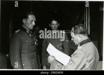 Augustin, Paul, SS photographe de la Leibstandarte Adolf Hitler. Événements documentés aux pays-Bas, en France (1940) et en Russie (1941-43). Prisonniers de guerre français, construction de ponts, équipage anti-char, équipe de mitrailleuses, convois de véhicules sur la route et dans les villes, forts belges, camp de prisonniers de guerre, scènes de destruction, activités post-combat et d'occupation, activités d'entraînement et sportives, Hitler Youth et Bund Deutscher Mädel (Ligue des filles allemandes) activités sportives et spectacles culturels, formations et cérémonies d'unités, hôpital de campagne, photos formelles individuelles et collectives, anti-avions légers Banque D'Images