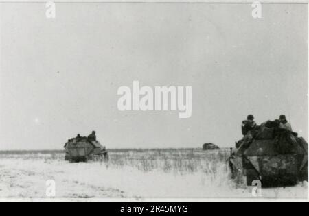 Augustin, Paul, SS photographe de la Leibstandarte Adolf Hitler. Événements documentés aux pays-Bas, en France (1940) et en Russie (1941-43). Prisonniers de guerre français, construction de ponts, équipage anti-char, équipe de mitrailleuses, convois de véhicules sur la route et dans les villes, forts belges, camp de prisonniers de guerre, scènes de destruction, activités post-combat et d'occupation, activités d'entraînement et sportives, Hitler Youth et Bund Deutscher Mädel (Ligue des filles allemandes) activités sportives et spectacles culturels, formations et cérémonies d'unités, hôpital de campagne, photos formelles individuelles et collectives, anti-avions légers Banque D'Images