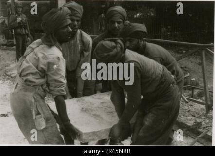 Augustin, Paul, SS photographe de la Leibstandarte Adolf Hitler. Événements documentés aux pays-Bas, en France (1940) et en Russie (1941-43). Prisonniers de guerre français, construction de ponts, équipage anti-char, équipe de mitrailleuses, convois de véhicules sur la route et dans les villes, forts belges, camp de prisonniers de guerre, scènes de destruction, activités post-combat et d'occupation, activités d'entraînement et sportives, Hitler Youth et Bund Deutscher Mädel (Ligue des filles allemandes) activités sportives et spectacles culturels, formations et cérémonies d'unités, hôpital de campagne, photos formelles individuelles et collectives, anti-avions légers Banque D'Images