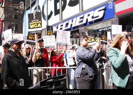 New York, NY, États-Unis. 25th mai 2023. Les manifestants de la Writers Guild of America frappent devant le bâtiment Paramount Global sur Times Square à New York sur 25 mai 2023. Crédit : RW/Media Punch/Alamy Live News Banque D'Images