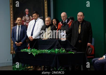 26 mai 2023, Baden-Württemberg, Mannheim: La délégation maorie pendant l'événement, première rangée l-r: Te Arikirangi Mamaku-Ironside (Coordinateur du programme de rapatriement, Karanga Aotearoa Programme de rapatriement), Chas Taurima, te Herekiekie Haerehuka Herewini (responsable du rapatriement, Karanga Aotearoa Programme de rapatriement), Craig Hawne Hawkearoa, Ambassadeur de Nouvelle-Zélande) et de son rapatriement en Allemagne. Les collections ethnologiques des musées Reiss-Engelhorn (rem) comptent trois têtes momifiées de Maoris de Nouvelle-Zélande. Le conseil local avait décidé que 25 avril 2023 rapatriait ces chefs ('toi Moko') à N Banque D'Images