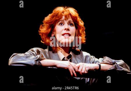 Marti Webb en CHANT et DANSE au Palace Theatre, Londres W1 07/04/1982 musique: Andrew Lloyd Webber paroles: Don Black chorégraphie: Anthony Van Laast set & Lighting design: David Hersey costumes: Robin Don réalisateur: John Caird Banque D'Images