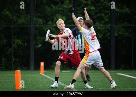 Washington, États-Unis. 07th mai 2023. Le joueur de Breeze Rowan McDonnell cherche à passer le disque à un coéquipier tout en étant marqué sur la défensive par le joueur de Phoenix Justin Keller, lors d'un match de DC Breeze contre Philadelphie Phoenix de Ultimate dans l'American Ultimate Disc League (AUDL), à Carlini Field, à Washington, DC, on 7 mai, 2023. (Graeme Sloan/Sipa USA) Credit: SIPA USA/Alay Live News Banque D'Images