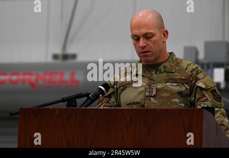 Discours du chef le Sgt Dennis Jendrzejewski, chef de commandement de l’escadre de transport aérien du 911th septembre, prononce un discours lors d’un appel du commandant, 2 avril 2023, à la station de réserve aérienne de l’aéroport international de Pittsburgh. Jendrzejewski assiste quotidiennement le commandant, le colonel Bryan Bailey, dans les fonctions de l'unité et de la base. Banque D'Images