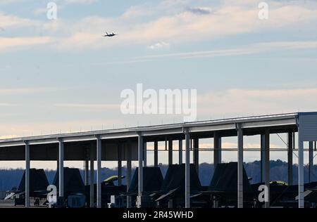 ÉTATS-UNIS Le capitaine de la Force aérienne Samuel “Razz” Larson, commandant et pilote de l’équipe de démonstration F-22 Raptor, survole la ligne aérienne à la base conjointe Langley-Eustis, en Virginie, le 6 janvier 2023. Cette démonstration faisait partie d'un vol d'entraînement, en plus d'être une performance de survol célébrant l'Assomption de commandement de l'Escadron de génération de chasseurs 71st. Banque D'Images