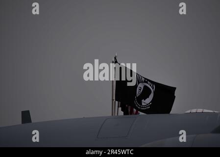 Un drapeau POW/MIA, à côté du drapeau américain et de l'armée de l'air, survole un drapeau américain Force aérienne C-17 Globemaster III à la base aérienne de Travis, Californie, 29 mars 2023. Le C-17 faisait partie d'un vol de commémoration de 50th ans de l'opération Homecoming, qui retracait la mission originale. L'opération Homecoming a renvoyé 591 prisonniers de guerre américains du Vietnam en 1973. Banque D'Images