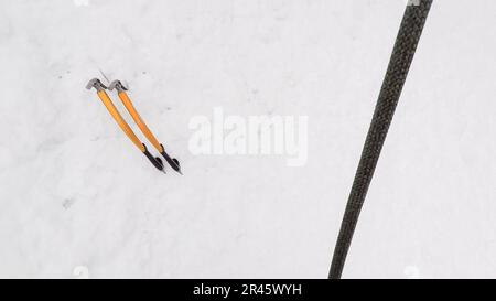 L'entraînement de maintien en puissance, dirigé par la Compagnie Alpha, 3rd Bataillon, 172nd Infantry Regiment Mountain), 86th Infantry Brigade combat Team (Mountain), Garde nationale de l'Armée du Vermont, comprend des techniques d'escalade sur glace au champ de tir d'Ethan Allen, Jéricho, Vt., 5 mars 2023. L'équipement spécial, comme les haches et les cordes d'escalade, permet aux soldats de négocier des terrains escarpés et des obstacles verticaux qui sont autrement impraticables. Banque D'Images