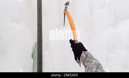 L'entraînement de maintien en puissance, dirigé par la Compagnie Alpha, 3rd Bataillon, 172nd Infantry Regiment Mountain), 86th Infantry Brigade combat Team (Mountain), Garde nationale de l'Armée du Vermont, comprend des techniques d'escalade sur glace au champ de tir d'Ethan Allen, Jéricho, Vt., 5 mars 2023. L'équipement spécial, comme les haches et les cordes d'escalade, permet aux soldats de négocier des terrains escarpés et des obstacles verticaux qui sont autrement impraticables. Banque D'Images