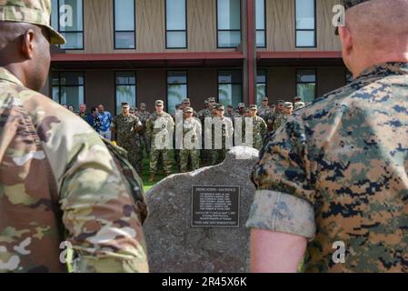 Des membres de la Defense POW/MIA Accounting Agency (DPAA) sont en formation lors d'une cérémonie de commémoration à la base conjointe Pearl Harbor-Hickam, Hawaï, 7 avril 2023. Le service commémoratif a permis au personnel d'honorer et de rendre hommage à ceux qui sont morts lors d'un accident d'hélicoptère mi-17 au Vietnam en 2001. Banque D'Images