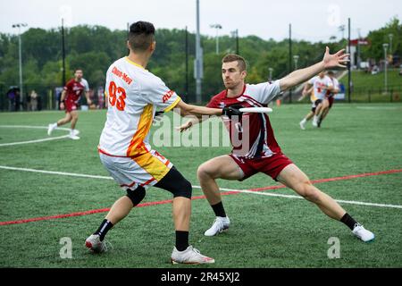 Washington, États-Unis. 07th mai 2023. Le joueur de Breeze Thomas Edmonds met une marque défensive sur le joueur de Phoenix Kainoa Chun-Moy, lors d'un jeu de DC Breeze contre Philadelphie Phoenix de l'ultime dans la Ligue américaine de disques Ultimate (AUDL), à Carlini Field, à Washington, DC, on 7 mai, 2023. (Graeme Sloan/Sipa USA) Credit: SIPA USA/Alay Live News Banque D'Images