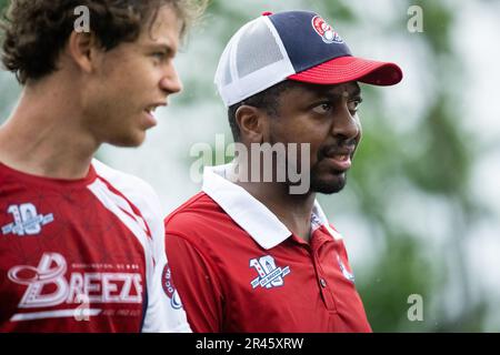 Washington, États-Unis. 07th mai 2023. Darryl Stanley, entraîneur de Breeze Head, parle avec le joueur Andrew Roy, lors d'un jeu de DC Breeze vs. Philadelphie Phoenix de Ultimate dans l'American Ultimate Disc League (AUDL), au Carlini Field, à Washington, DC, on 7 mai, 2023. (Graeme Sloan/Sipa USA) Credit: SIPA USA/Alay Live News Banque D'Images