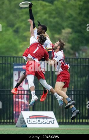 Washington, États-Unis. 07th mai 2023. Le joueur de Phoenix James Pollard passe au-dessus des joueurs de Breeze Alexandre Fall et David Cranston, lors d'un DC Breeze contre Philadelphie Phoenix jeu de l'ultime dans l'American Ultimate Disc League (AUDL), à Carlini Field, à Washington, DC, on 7 mai, 2023. (Graeme Sloan/Sipa USA) Credit: SIPA USA/Alay Live News Banque D'Images