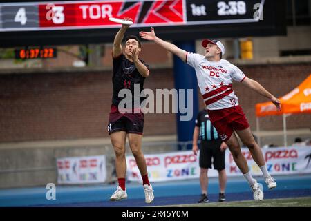 Toronto, Canada. 20th mai 2023. Le joueur Rush Keith McRae prend le disque sur le défenseur de Breeze Cole Jurek, lors d'un jeu Rush de Toronto contre DC Breeze de Ultimate dans l'American Ultimate Disc League (AUDL), au Varsity Stadium, à Toronto, ONTARIO, Canada, Sur 20 mai 2023. (Graeme Sloan/Sipa USA) Credit: SIPA USA/Alay Live News Banque D'Images