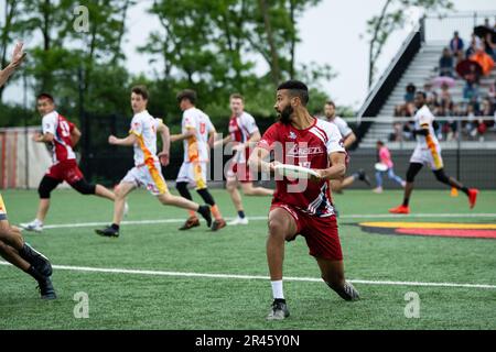 Washington, États-Unis. 07th mai 2023. Le joueur de Breeze Moussa Dia cherche à passer le disque à un coéquipier, lors d'un jeu de DC Breeze contre Philadelphie Phoenix de Ultimate dans l'American Ultimate Disc League (AUDL), à Carlini Field, à Washington, DC, on 7 mai, 2023. (Graeme Sloan/Sipa USA) Credit: SIPA USA/Alay Live News Banque D'Images