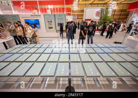 Kuala Lumpur, Malaisie. 26th mai 2023. Les gens visitent une exposition sur une collection complète de peintures chinoises anciennes à la Foire internationale du livre de Kuala Lumpur 40th à Kuala Lumpur, Malaisie, 26 mai 2023. Credit: Zhu Wei/Xinhua/Alay Live News Banque D'Images