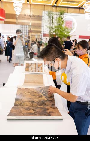 Kuala Lumpur, Malaisie. 26th mai 2023. Les gens visitent une exposition sur une collection complète de peintures chinoises anciennes à la Foire internationale du livre de Kuala Lumpur 40th à Kuala Lumpur, Malaisie, 26 mai 2023. Credit: Zhu Wei/Xinhua/Alay Live News Banque D'Images