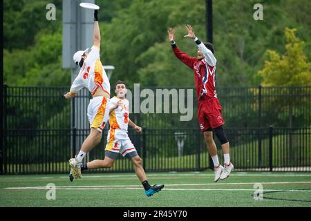 Washington, États-Unis. 07th mai 2023. Ethan Holmgren, joueur de Phoenix, passe à un coéquipier dans la zone finale pour marquer plus de Breeze, AJ Merriman, lors d'un match de DC Breeze contre Philadelphie Phoenix Ultimate dans l'American Ultimate Disc League (AUDL), à Carlini Field, à Washington, DC, on 7 mai, 2023. (Graeme Sloan/Sipa USA) Credit: SIPA USA/Alay Live News Banque D'Images