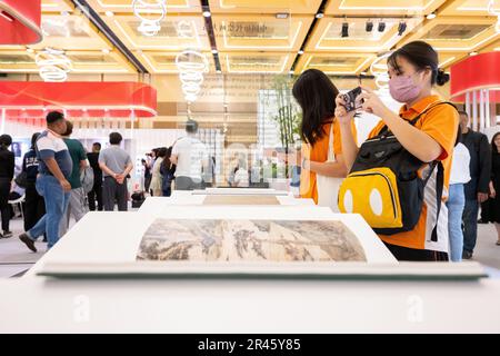 Kuala Lumpur, Malaisie. 26th mai 2023. Les gens visitent une exposition sur une collection complète de peintures chinoises anciennes à la Foire internationale du livre de Kuala Lumpur 40th à Kuala Lumpur, Malaisie, 26 mai 2023. Credit: Zhu Wei/Xinhua/Alay Live News Banque D'Images