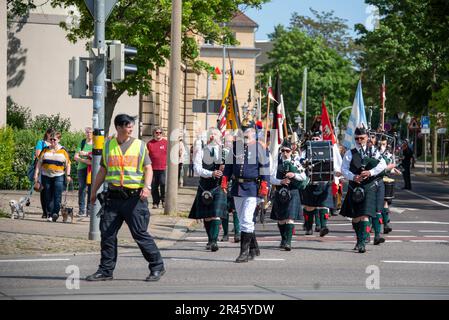 26 mai 2023, Saxe-Anhalt, Magdebourg : accompagné d'une policewoman, de cornemuses et d'acteurs amateurs en costumes historiques défilent à travers la ville. Ils commémorent le mariage de Magdebourg, probablement l'événement le plus cruel de la guerre de trente ans. À cette époque, en 1631, Magdebourg fut complètement incendié par les troupes impériales sous Tilly et Pappenheim. L'expression mariage de Magdebourg se réfère à la moquerie ironique des soldats impériaux, qui se sont amusés du fait que le siège de Magdebourg a eu lieu le même jour que le mariage du roi suédois Gustav Adolf avec sa femme Maria Elenora de BR Banque D'Images