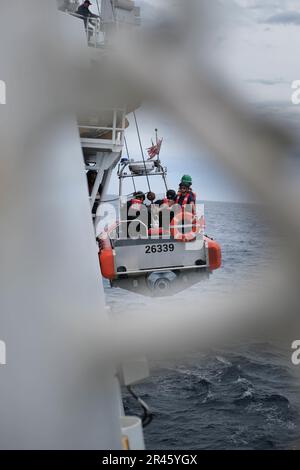 L'équipage de l'USCGC Stone (WMSL 758) lance un petit bateau à l'horizon de 26 pieds au cours d'exercices combinés avec des membres du navire de la marine brésilienne Amazonas, dans le sud de l'océan Atlantique, au 6 mars 2023. Stone est en cours de déploiement de plusieurs missions dans l'océan Atlantique Sud pour contrer les activités maritimes illicites et renforcer les relations de souveraineté maritime dans l'ensemble de la région. Banque D'Images