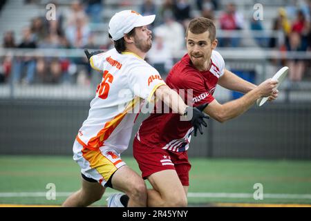 Washington, États-Unis. 07th mai 2023. Le joueur de Breeze Thomas Edmonds cherche à passer le disque à un coéquipier tout en étant marqué sur la défensive par le joueur de Phoenix Ethan Holmgren, lors d'un jeu de DC Breeze contre Philadelphie Phoenix Ultimate dans l'American Ultimate Disc League (AUDL), à Carlini Field, à Washington, DC, on 7 mai, 2023. (Graeme Sloan/Sipa USA) Credit: SIPA USA/Alay Live News Banque D'Images