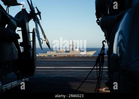 230207-N-PQ495-1133 OCÉAN PACIFIQUE (7 février 2023) le destroyer de missiles guidés de la classe Arleigh Burke USS Sterett (DDG 104) navigue à côté du porte-avions de la classe Nimitz USS Carl Vinson (CVN 70). Vinson mène actuellement des opérations maritimes de routine. Banque D'Images