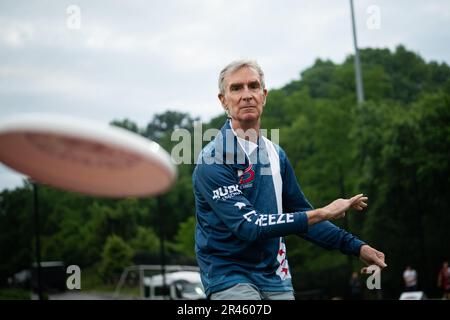 Washington, États-Unis. 13th mai 2023. Bill Nye, personnalité scientifique et investisseur de l'AUDL, lance un disque avant un jeu de DC Breeze contre l'Empire de New York de l'ultime dans l'American Ultimate Disc League (AUDL), à Carlini Field, à Washington, DC, on 13 mai, 2023. (Graeme Sloan/Sipa USA) Credit: SIPA USA/Alay Live News Banque D'Images