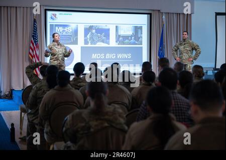 Le colonel Taona Enriquez, commandant du groupe de la base aérienne 66th, s’adresse aux membres de l’escadron médical 66th lors d’un appel du commandant à la base aérienne Hanscom, au Massachusetts, le 2 février., tandis que le sergent-chef Alan Weary, chef du commandement du 66 ABG, s’occupe de la situation. L'équipe de commandement a présenté le plan stratégique et les lignes d'efforts, a mis en évidence les lauréats des prix au niveau du commandement et du centre, a mis à jour le personnel sur les initiatives en cours et plus encore. Banque D'Images